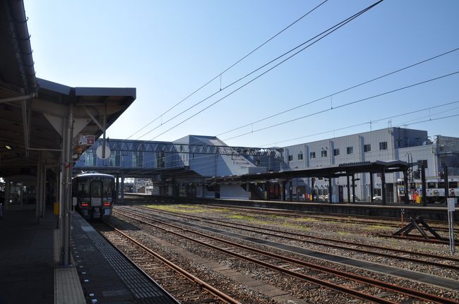 　駅舎側から一番離れている城端線ホームが1・2番線になっています。