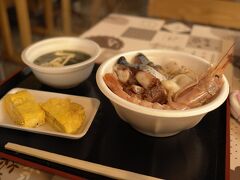 一日中知らない街、道をウロウロしてたせいですっかり疲れた2日目の夜はレンタカーを返却してそのままホテルでのんびり。

3日目の朝は奮発して1,300円ののっけ丼でスタート。
贅沢です。うまいです。