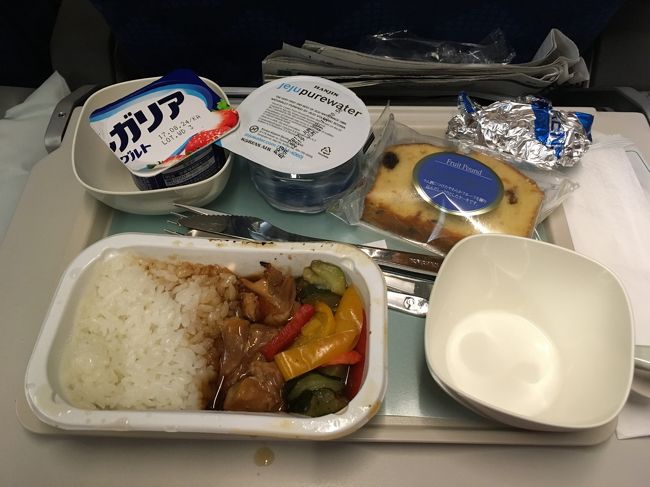 B737-900での運航で、座席は狭く、パーソナルモニタもありませんでしたが、食事はきっちり出ます。<br />何時かわかりませんが、全部平らげました。