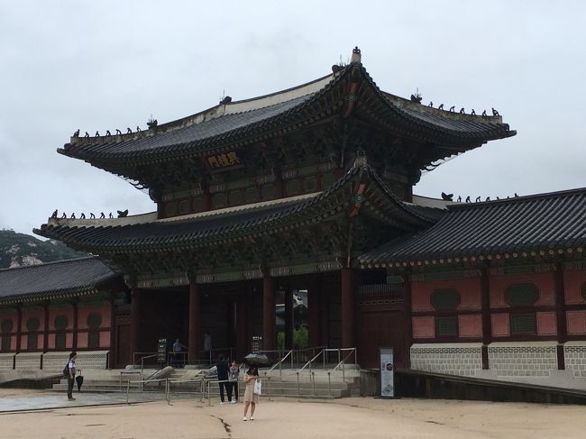 景福宮につきました。ツアーガイドの方がチケットを準備してくれて入場します。