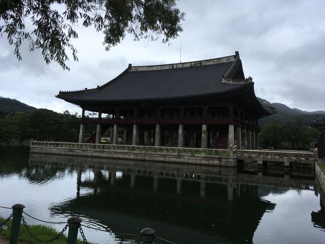 慶会楼です。宴会をひらいたところだそうです。<br />ガイドの方が説明をしていました。<br />その後、少しの自由行動をしたあと、ガイドさんと残りの部分を回ります。