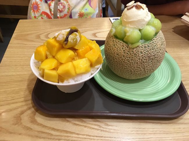 お昼ご飯の後、自由行動でした。ということで、近くでスイーツ屋さんを見つけました。メロンとマンゴーのかき氷を頼みました。これはよかったです。