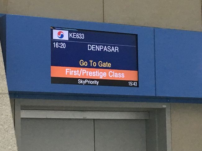 空港に帰り、のんびりしてからいよいよ搭乗です。<br />トランジット時間12時間あったんですね。