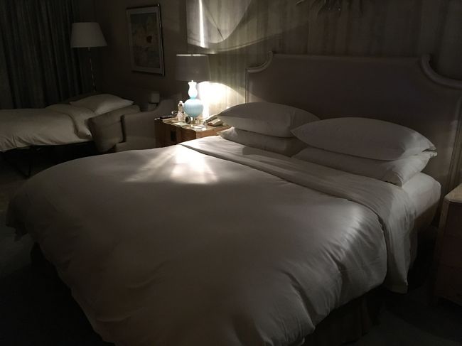 22:30頃空港に着き、タクシーでホテルに着きました。<br />ムリアリゾートホテル、Royal Suite-Ocean Court Suiteという部屋でした。<br />広い部屋でした。