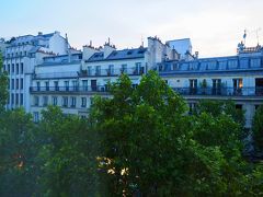 場所は飛んで、パリ市内のホテルの窓から見た景色。
夜21時半ごろに着きました。明るいから、夜遅い到着でも安心。
宿泊ホテルは、初日と同じマセナホテルにしました。