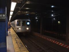 まずはブルックリンのアトランティックターミナルを目指します。
前回、何回も行ったり来たりした地下鉄Ａ線。
なんとなく体が覚えています。

それにしても動く電車（地下鉄）をうまく撮影できません・・・（泣）