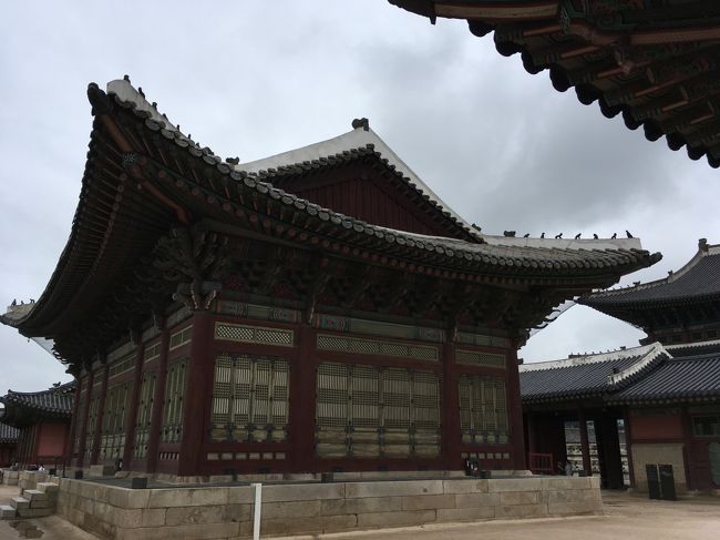 思政殿です。冬用にオンドルの部屋があると言っていました。