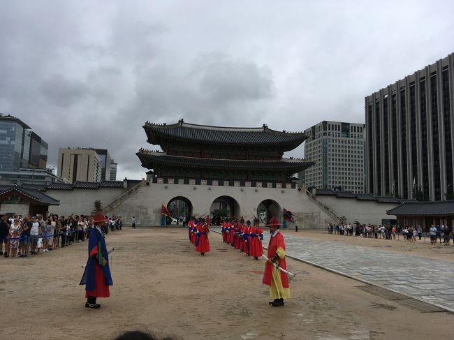 バスに戻る途中、入口の広場でなにやら行進をしていました。