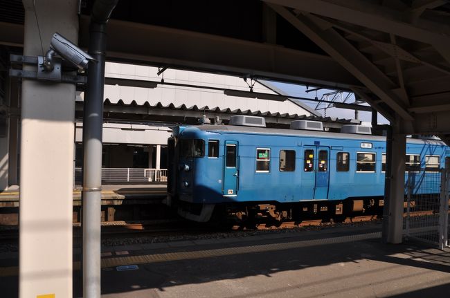 　青の単色413系電車富山行きとすれ違います。<br />　