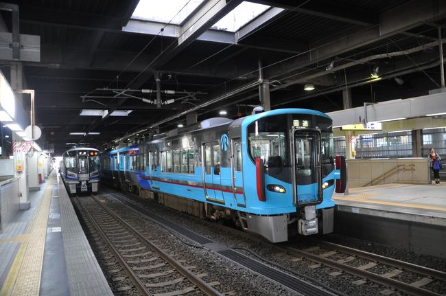 　右が今ほど乗ってきた金沢行き、<br />　左が今から乗る福井行きです。