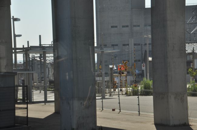 　駅東口のロータリーです。<br />　ロータリーのために北陸鉄道線の踏切があります。