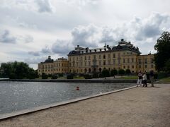 　最初に訪れたのはストックホルム郊外の世界遺産ドロットニングホルム宮殿。