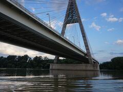 Day-6
【Bratislava,Slovak Republic】プラチスラヴァ,スロバキア 
New Bridge (Novy Most)　ノビ・モスト
この橋を　くぐれば直ぐ