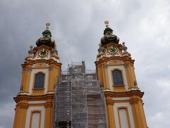 Day-3
【Melk Abbey】メルク修道院　
世界遺産　修道院も　改修中。
船会社ツアー（無料）で、船からバス
そして、修道院・図書館への入場。
図書館内部は　撮影禁止

バスは高台の駐車場へ
そこからは　エレベータもあるので　
全員　見学が可能。
