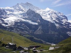 　Kleine Scheideggの駅が見えてくると、やっと着くぞ
という思いとは別に、終わっちゃうという寂しさも少し
感じてしまいました。

　ここからも左を向けばグリンデルワルトが遠くに見えました。