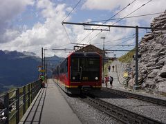 　JB ユングフラウ鉄道でEigergletscher（標高 2320m）
に行くのですが、着いたのかどうか、降りて良いか迷っていたら、
発車して次の駅まで行ってしまいました。

　私たちが乗っていた車両のドアの前にはいわゆるホーム
も見えず、すぐ隣に他の電車もあり、ドアを開けて降りる
人もいなかったため、まだ完全に着いてないのかなと
思ってました。。
　
　次の駅であるEigerwandは気温2℃の表示通り寒かったです。
でも駅の窓から山の反対側の氷河も見えましたのでまあいっかと。
　女性の駅員さんに説明したら、とても親切な人でちょうど動き出した
下り電車をダッシュで止めてくれて、乗せてくれました。
たまに私のような人もいるから慣れているのか、でも反省です。
　少ないロスで写真のEigergletscher駅に戻ってこれました。