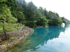 田沢湖湖畔にある御座石神社。
