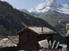 　ガイドブックに途中でレストランが数件あると
書いてあったので、その一つに行きました。

　Chez Vrony というお店ですが、テラス席に
屋根付きのソファがたくさんあり、ソファでのんびり
食事ができました。
（ミツバチはブンブン飛んでます）
サラダとパスタ料理は美味しくて量も多かったです。
サラダが大きな木製ボウルで来て、日本でいうと
余裕で4人分の量、食べきるの大変でした。