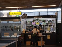 　福井駅に到着、ここで乗り換え時間がまたまたあります。
　駅舎内に、お酒が飲めるところもありました。
　体力があれば、この後越美北線往復することも考えていましたが、帰りが遅くなるので断念しました。