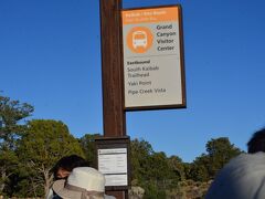 Visitor Center でOrange Route (=Kaibab Route) に乗り換え Yaki Point へ（18:50）