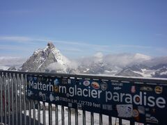 　6日目、Zermattは今日も快晴です。
朝からMatterhorn Glacier Paradiseへ。

　ゴンドラ乗り場に着いた時にちょうど開場したようで、
夏なのにスキー板持った人であふれてました。
　ユニフォームを着たプロっぽい人も多く、
私たちが乗ったゴンドラにもカナダのナショナルチーム
の人がいました。

Paradise駅まで片道30分以上。
まずは6人乗りゴンドラに乗って中腹へ、
そこから大型ロープウェイ（50人乗りくらい）で。

　標高 3883m。　
私自身、いつかは富士山頂へと思ってましたが、
その前にもっと高い所に来てしまいました。