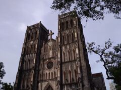 朝食前(10時まで)に、
教会→ホーチミン廟→一柱寺→タンロン遺跡→両替を済ませたい。
まず、ホテルから徒歩30秒のハノイ教会へむかう。
7時半、暑くなりそうだけど晴れは嬉しい！