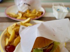 お腹がすいたので、港の前のBob's Cafeでランチにしよう。

小浜バーガーセットを２人ともオーダー。
ベーコンエッグバーガーにフィッシュフライもはさまれていて、ボリューム満点、お味も満点(^^)

てんこ盛りのポテトもついて￥８８０．
飲み物別です。

ごちそうさま??