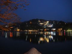 そしてキャンディ湖。
いつの間にかこんなに暗くなってしまったので、湖畔歩きは明日朝に。