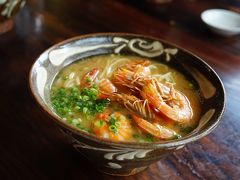 時間もないので川平湾を早々に後にし、八重山 嘉とそばへ。
海老そばを注文しました。
自分達の次のグループで海老そば売り切れだったのでタイミングが良かったです。