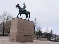 1433　Mannerheimの銅像前を