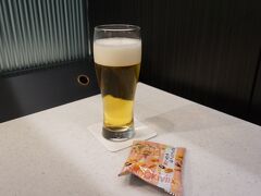 まずはラウンジで気合を入れる。
あ～、旅の途中で飲むビールは美味しい～。