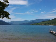 中禅寺湖。いい天気です。景色に見とれて気温は？気にしなかった。