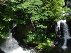 龍頭の滝。水量豊富です。