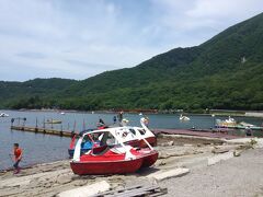 赤城大沼。前橋市です。気温29℃。海抜1345ｍだったかな？暑いです。湖畔の周辺は涼を求めて日陰の奪い合いでした。狭い道に駐車しているので、大渋滞でした。