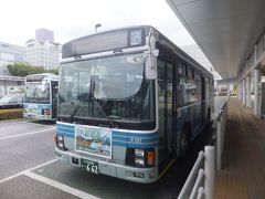外に出て駅の広場になっているバスターミナルから「筑波山シャトル」というバスで筑波山へ向かいます。