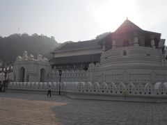 最後、逆光になってしまいましたが、仏歯寺の姿を瞼に焼き付けて、キャンディ観光完了です。