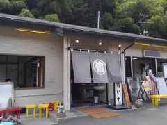 4ラー目
『丸信ラーメン』(田村市)
名目津温泉から18km車を走らせました。
駐車場も店内も広いんですが、昼時はほぼ満席を維持する人気店のようです。