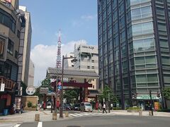 大門駅地上から見る大門と東京タワーのツーショット