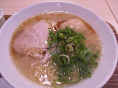 博多ラーメン鉄馬。
長い間ラーメンを食べませんでしたが、この機会に食べることにしました。カロリー高そうだねえ～などと言いながら（笑）。こってりとしたスープがおいし～。たまにはいいねぇ。