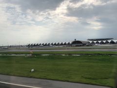ちょっとディレイでスワンナプーム国際空港へランディング。
こっちは曇り？