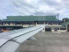 1時間以上遅れてタグビララン空港到着。
小さな空港ですが、仁川から国際線も飛んでいます。
到着ターミナルのトイレは便座なし、カギ故障中。
STWのお迎えバスでホテルへ。