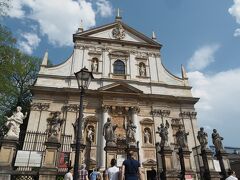 グロツカ通りに面して、目的のスポット・・・聖ペテロ聖パウロ教会Church of St.Peter & Paulが見えました。

教会前の12使徒像が目を惹きますね。1600年代初めに建てられた教会です。