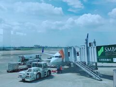 伊丹空港から出発です。
伊丹⇔高知の飛行機は小さいし揺れると聞いていたのでドキドキ。
でも行きは6列シートでした