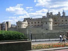 ロンドン塔が見えました。
塔と言うよりお城、要塞ですね。