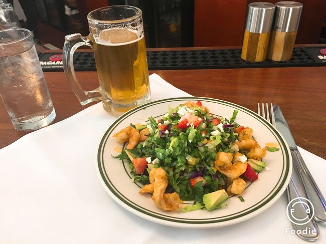 私は生ビール、旦那はコーラを頼んで乾杯！<br />旦那はお酒がめっぽう苦手。お酒担当は私の役目です。<br />まずはチョップサラダを注文。<br />ちゃんと２人分取り分けてもってきてくれました。チョップされている分野菜が少なくみえますが、食べ始めるとギュッと野菜が入っていてボリューミィです！<br />お皿も冷えてておいしいです！