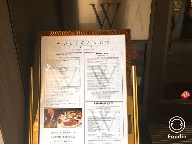 13時すぎ<br />マッサージを終えたところでさっそくご飯を食べにいきます。<br />ロイヤルハワイアンセンターにあるウルフギャングです。<br />ハッピーアワー狙いでやってまいりました。<br />事前にみてきたネットの情報だと時間帯によっては並ぶこともあるそう。ドキドキしながら入店します。