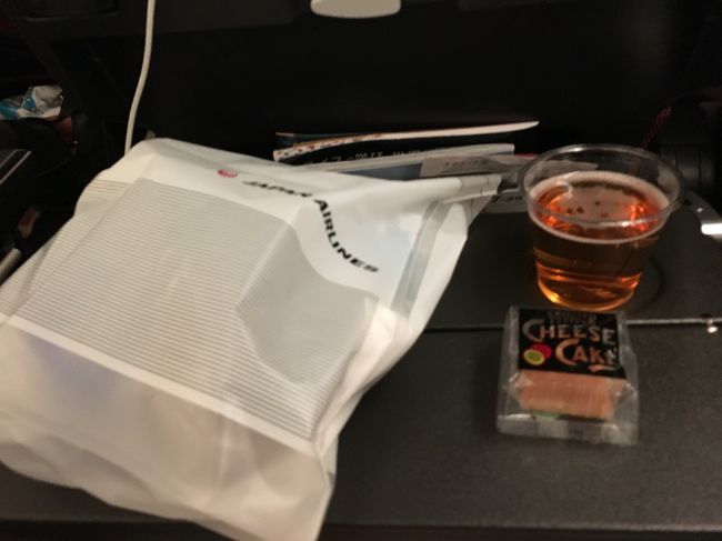 夕食後、袋に入った軽食セットが配られます。<br />ここからは眠る人も多いので好きなタイミングで食べて、ということですね。<br />嬉しいです。<br /><br />今回はじめて機内で眠るように耳栓をしてみましたが、あるとないとでは大違いですね！