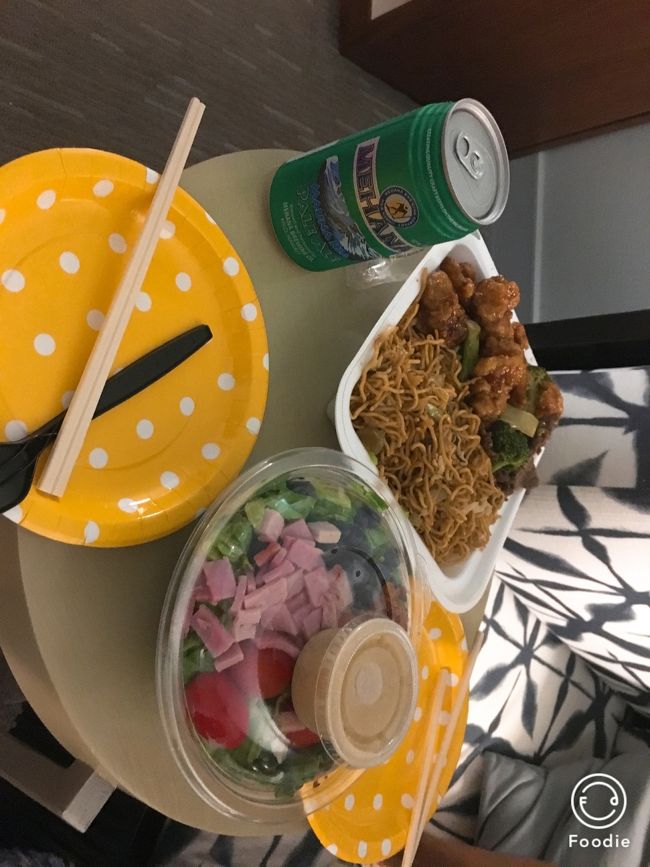 風が強かったのでラナイでなくお部屋で食べました。<br />アラモアナのフードコードで購入したのはパンダエクスプレスで買ったプレートです。<br />メインに焼きそば、おかずにはオレンジチキンとブロッコリービーフをチョイス。<br />コココーブではトスサラダを購入。トッピングとドレッシングを自分で選べます。<br /><br />具合悪い人にガーリックや生モノもなぁということでガーリックシュリンプもアヒポキも買えず、あわてて選んだので全くハワイ感のない初日の晩御飯になりました笑<br />しかしパンダエクスプレスの焼きそば、始めて食べましたが素朴で優しい味で美味しい！<br />容器からはみ出るくらい入れてくれるし。安いし。<br />旦那もパクパク食べてました。良かった良かった。