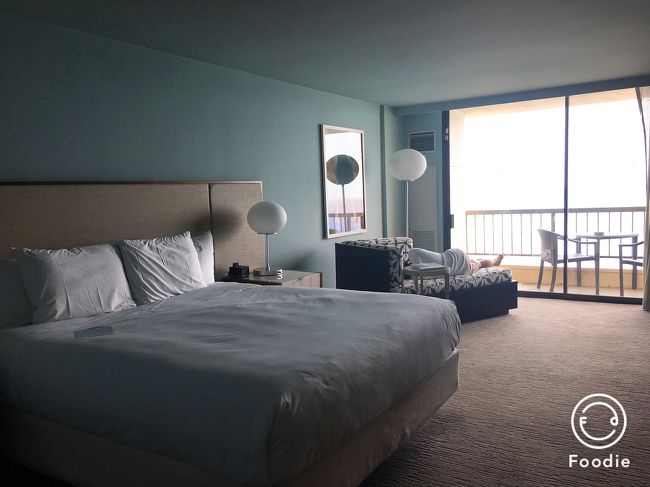 今回のお部屋はダイアモンドヘッドタワーの2561室です。<br />お部屋はリノベーション工事されたばっかりなのできれいです。<br />暗くてわかりずらいけど壁の水色がかわいい。