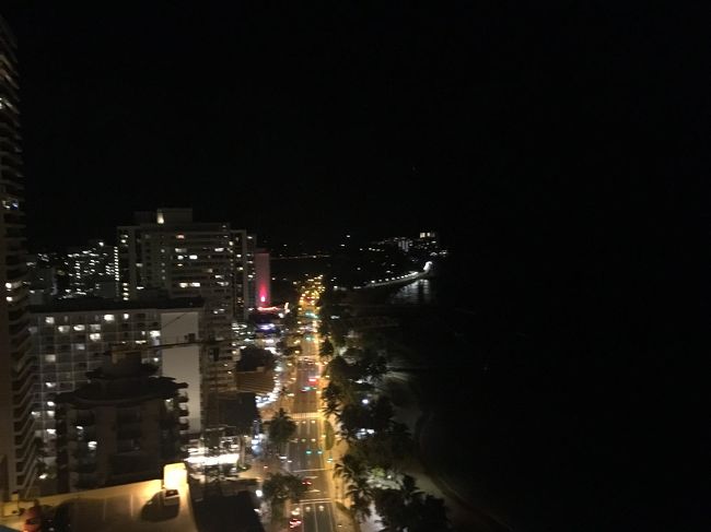 ラナイからの夜景です。<br />１人ビールを飲みながら夜景をみつめ、明日からはもっと色々なものを食べてたくさんお買いものするぞ～！！っと決意を固くするのでした。<br />